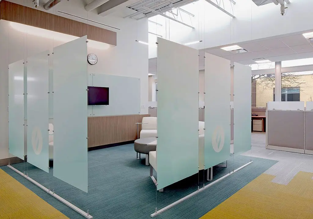 C4005 – Acrylic Frosted Partition Panels Suspended