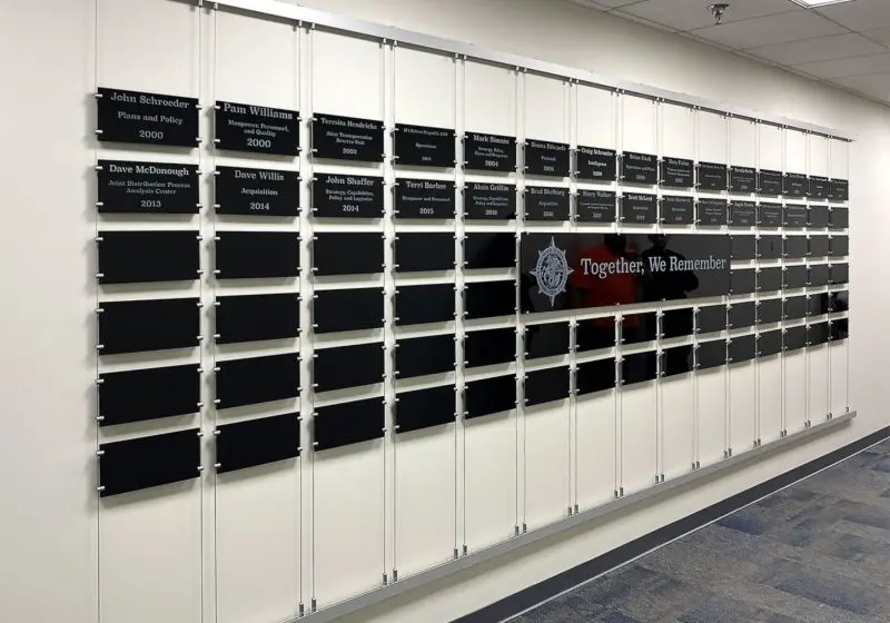 H1001 — Recognition Display for US Army Suspended with Tension Cables and Rail/Track